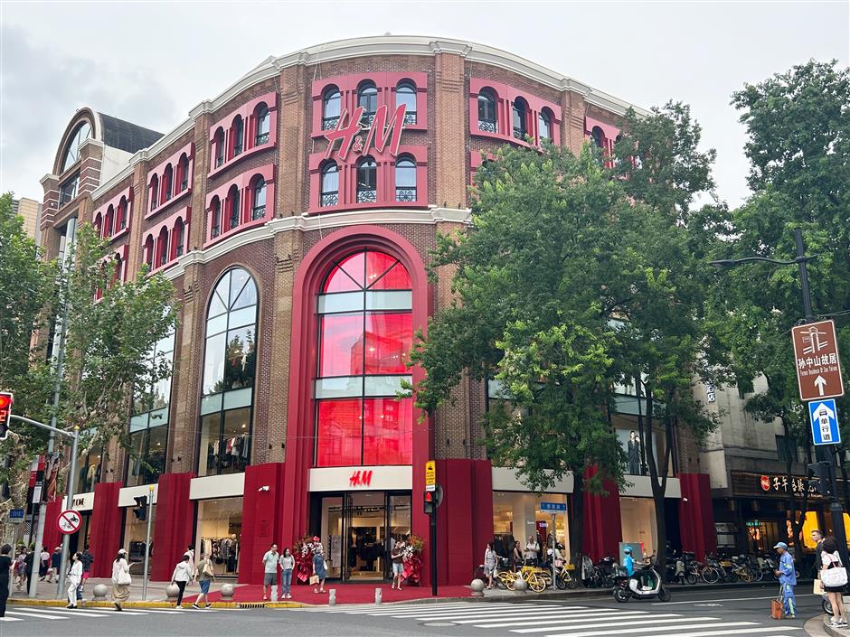 [First in Shanghai] From House of H&M to Labubu, Global Brands Are Lighting up the Scene