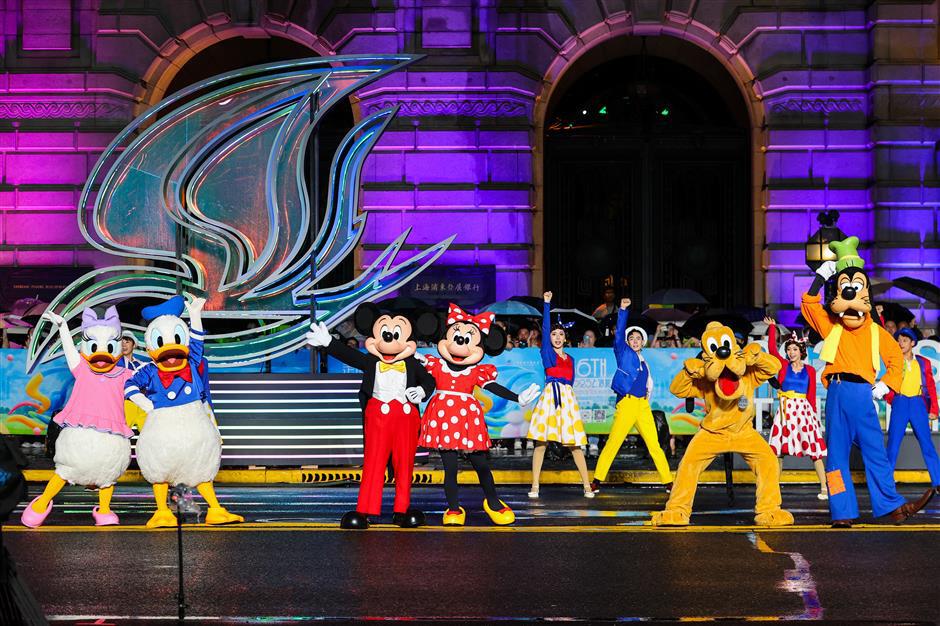 Shanghai parade lights up tourism festival with floats