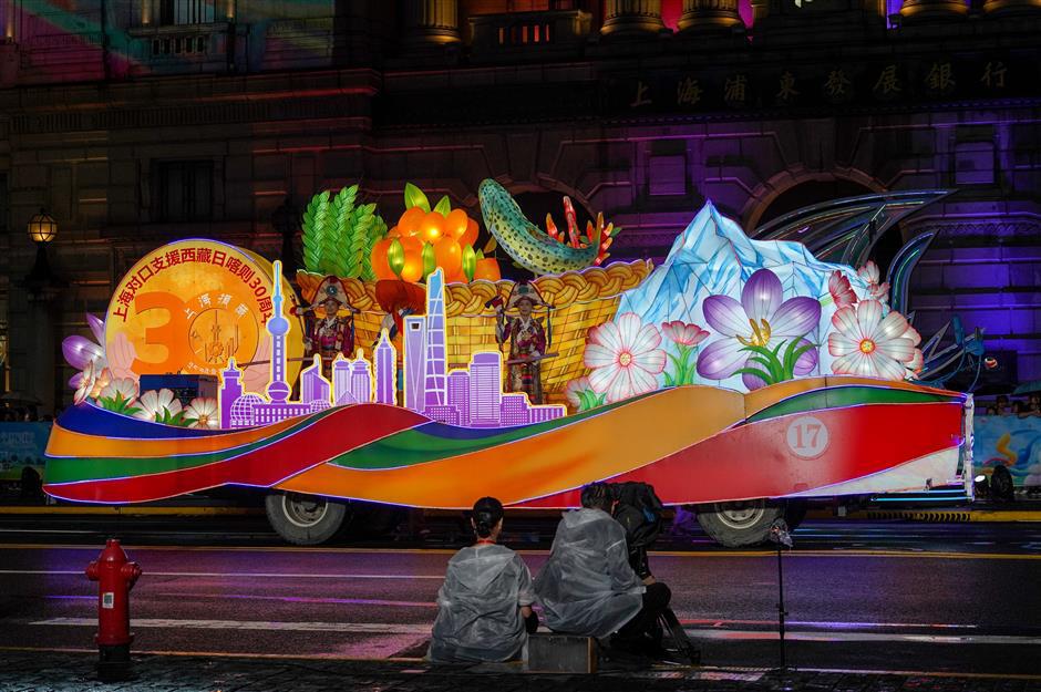 Shanghai parade lights up tourism festival with floats