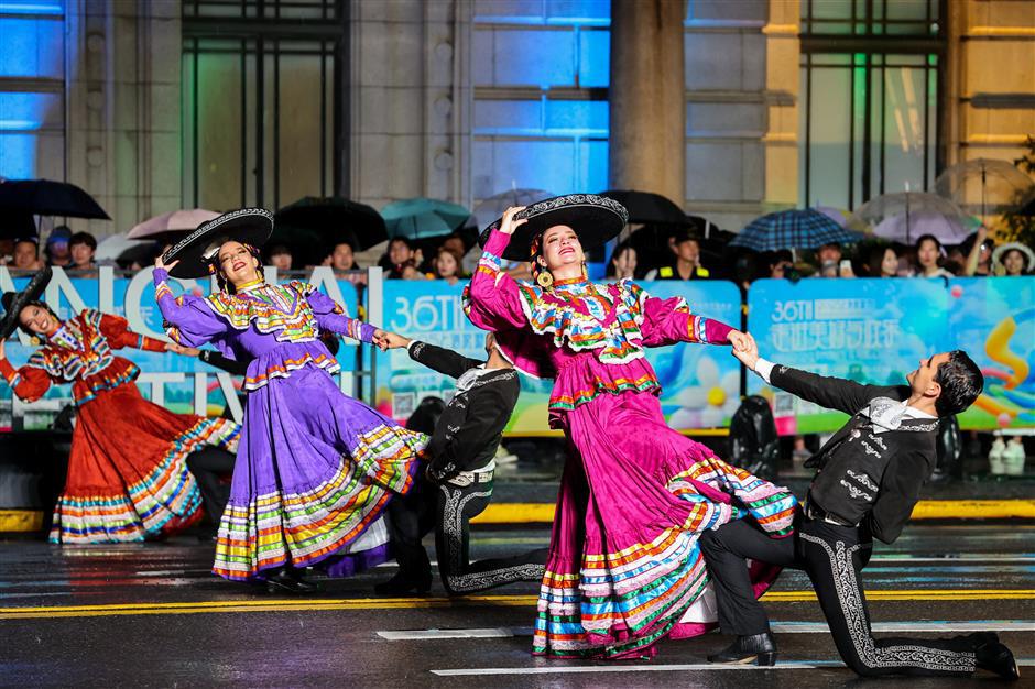 Shanghai parade lights up tourism festival with floats