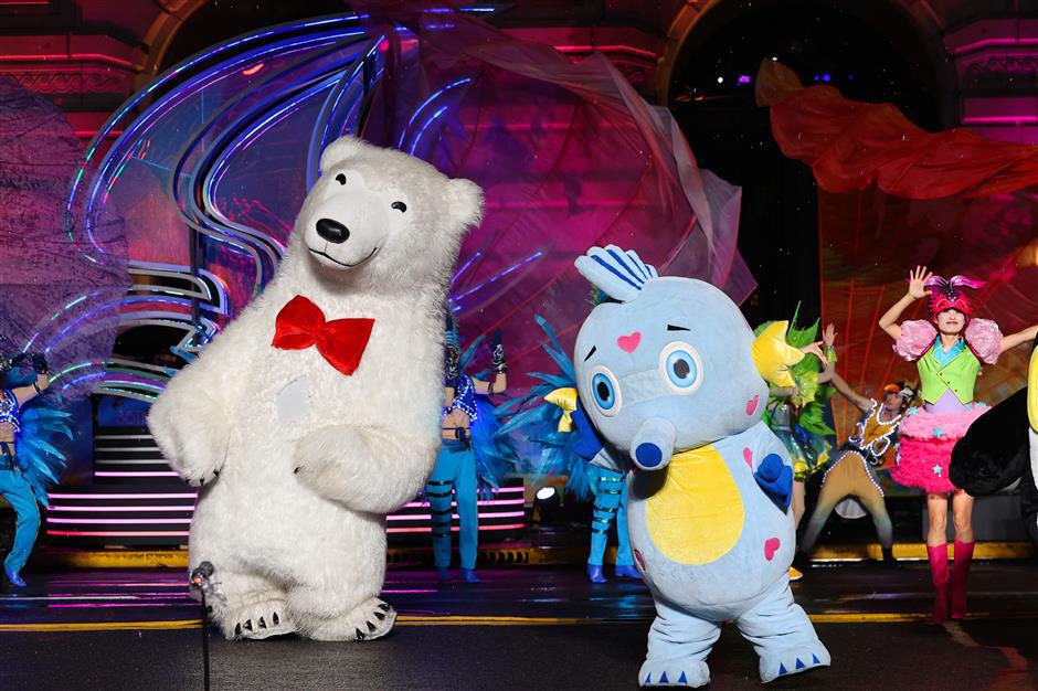 Shanghai parade lights up tourism festival with floats