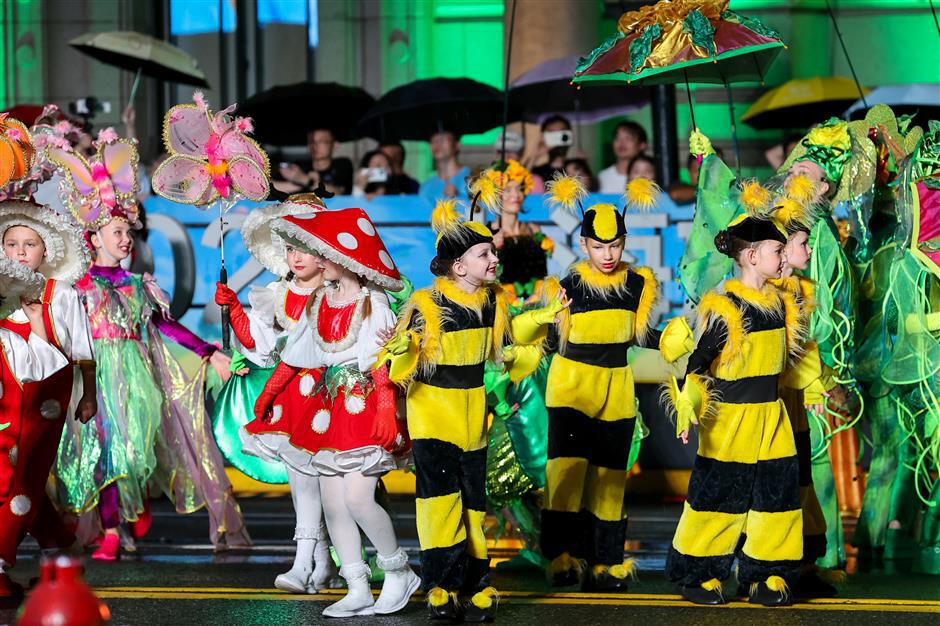 Shanghai parade lights up tourism festival with floats