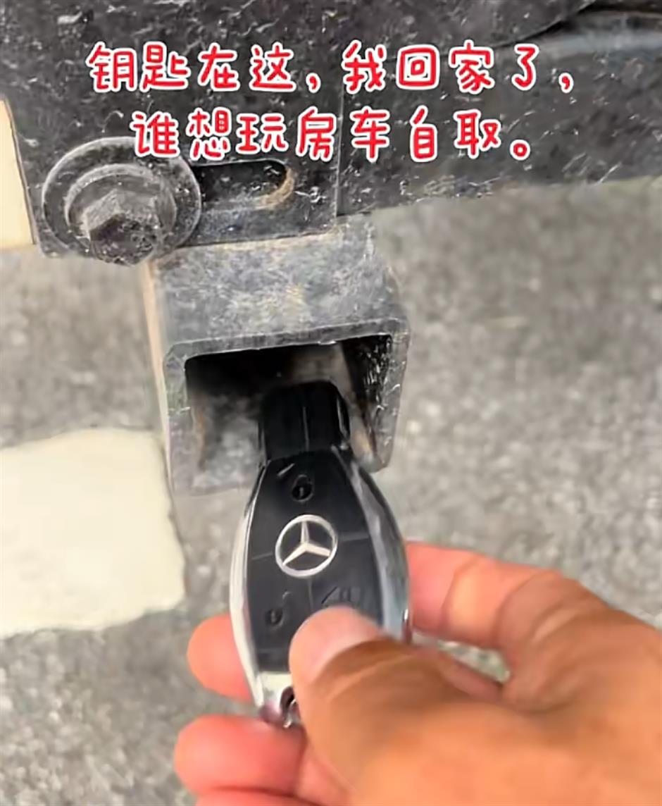 Shanghai man parks RV on Guangxi street, invites strangers to explore