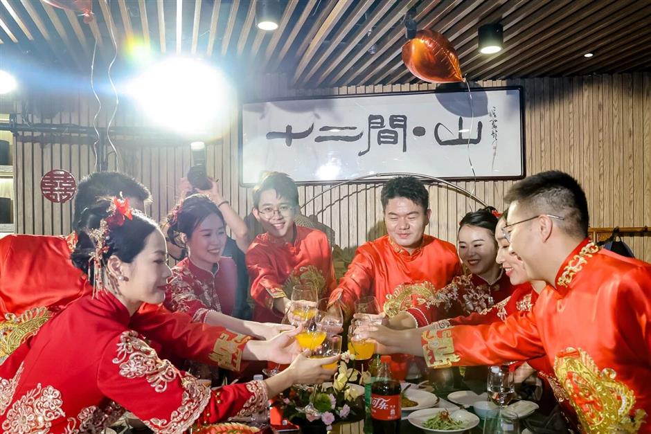 玫瑰之约,甜蜜绽放!2025玫瑰婚典,25对新人邀您共同见证!