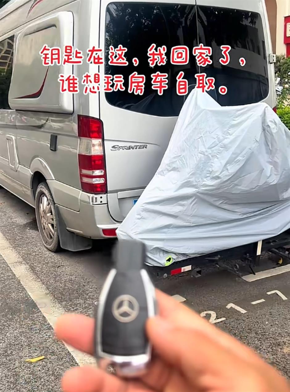 Shanghai man parks RV on Guangxi street, invites strangers to explore