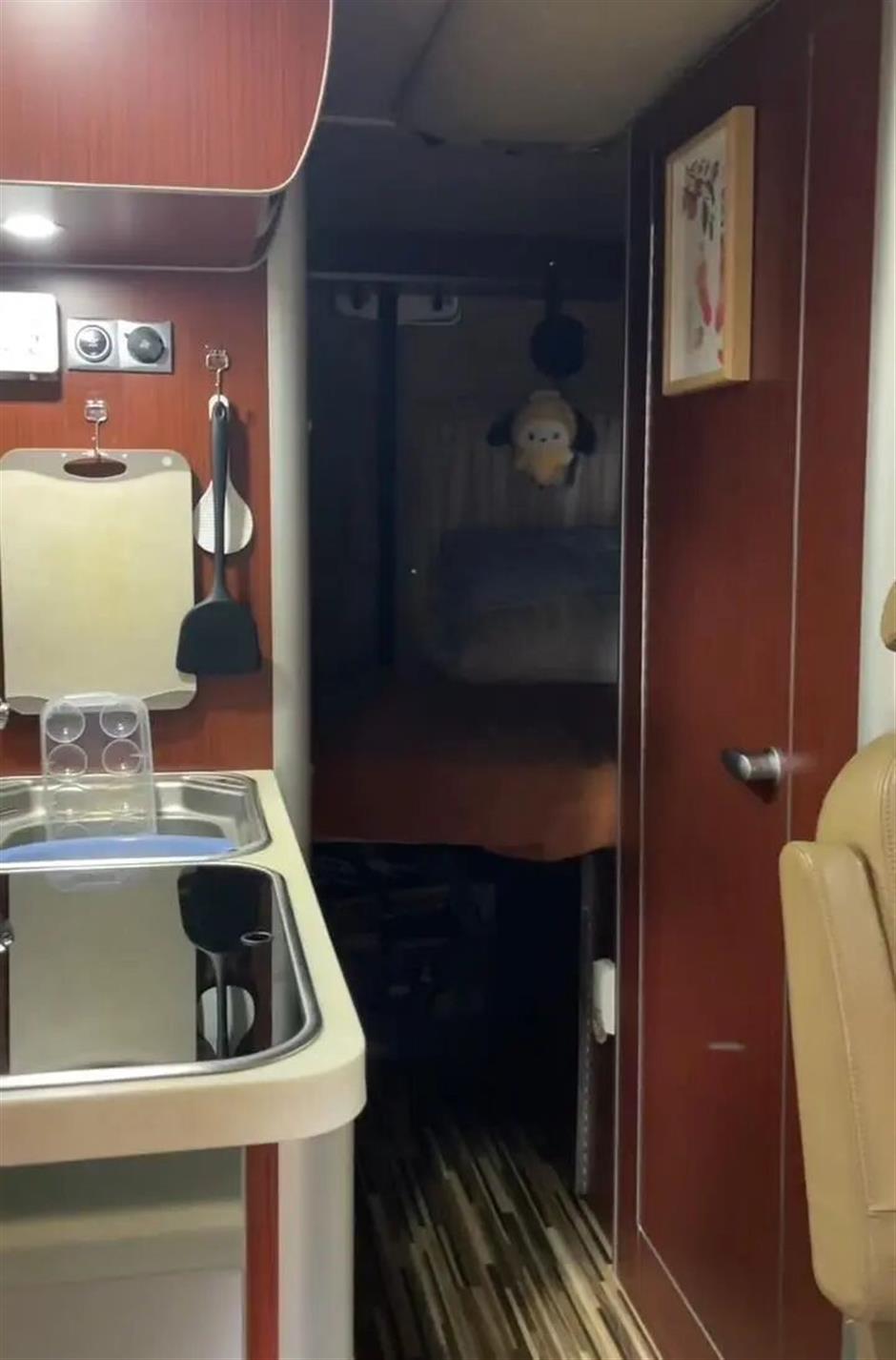 Shanghai man parks RV on Guangxi street, invites strangers to explore