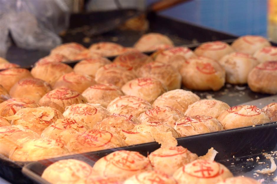 Nanjing Road Pedestrian Mall marks 26 years with gold bar lucky draw