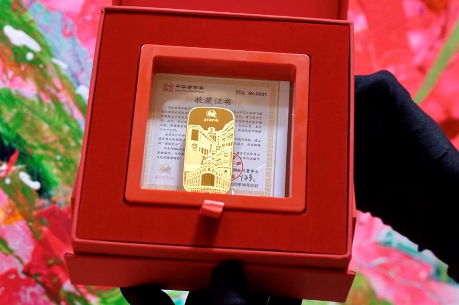 Nanjing Road Pedestrian Mall marks 26 years with gold bar lucky draw