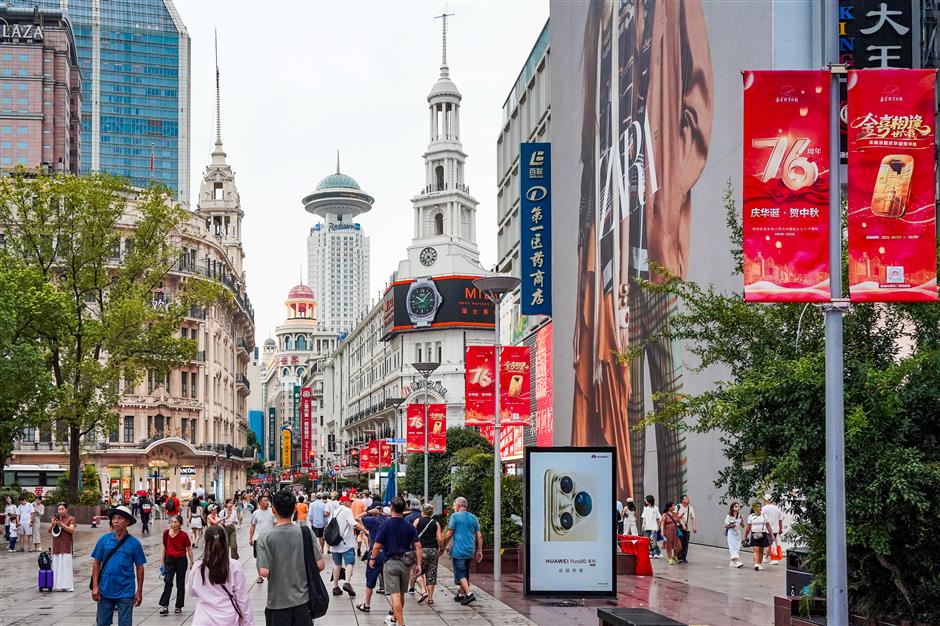 Nanjing Road Pedestrian Mall marks 26 years with gold bar lucky draw