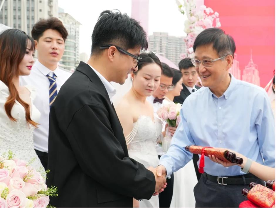 苏河甜蜜升级,百位新人