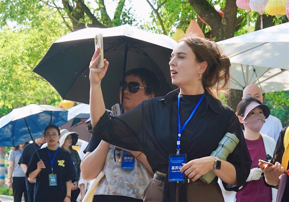 Foreign experts enjoy outing at Zhaoxiang scenic sites
