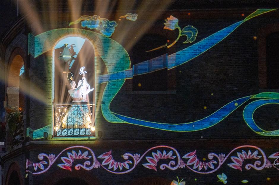 Festival cahaya mengubah kawasan menjadi tarikan malam