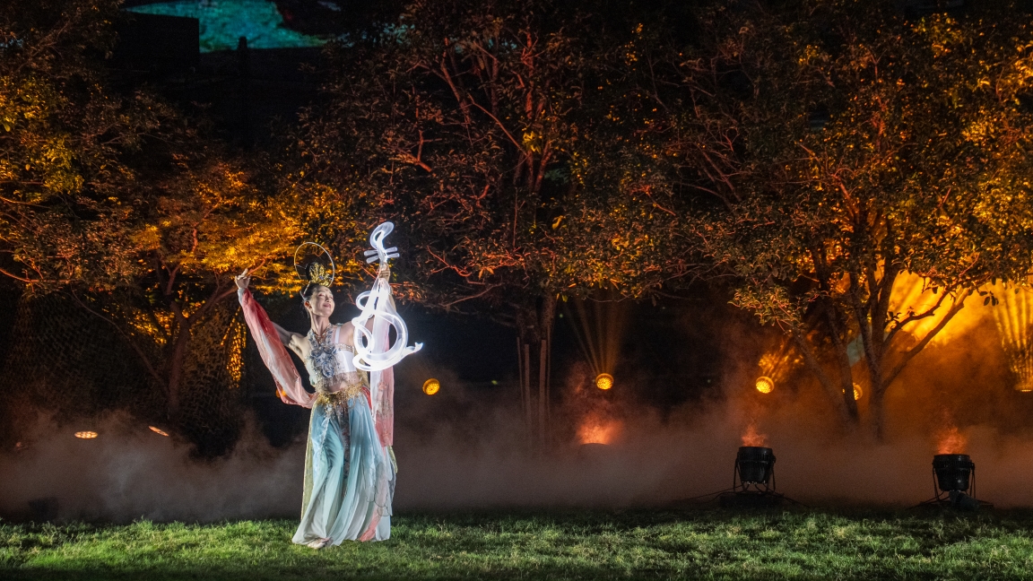 Light festival turns districts into night attractions