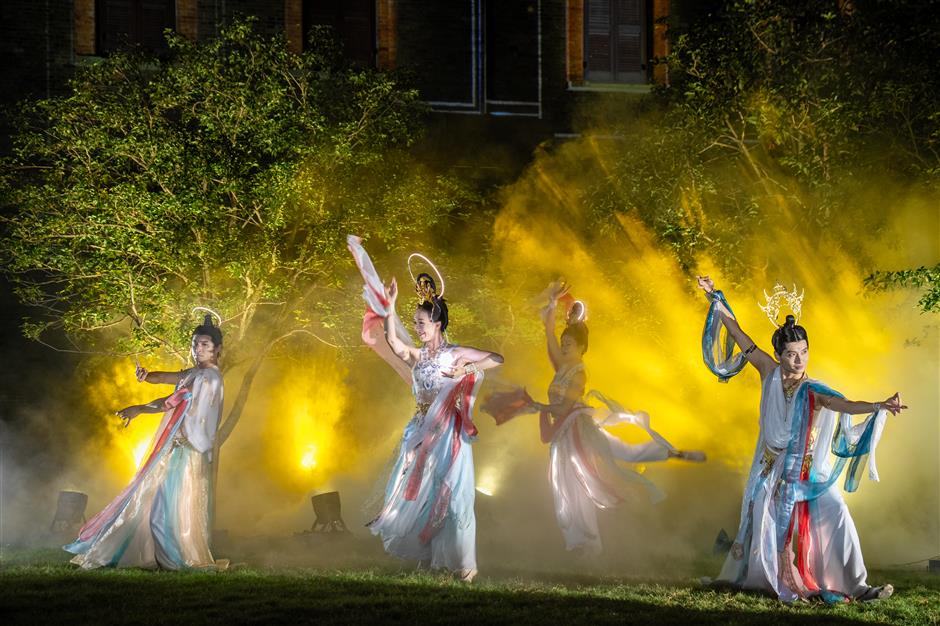 Festival cahaya mengubah kawasan menjadi tarikan malam