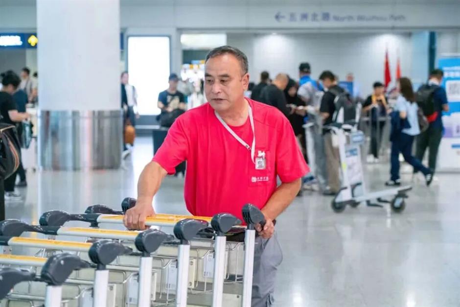 Airport Staff Praised for Returning Lost Phone to Traveler