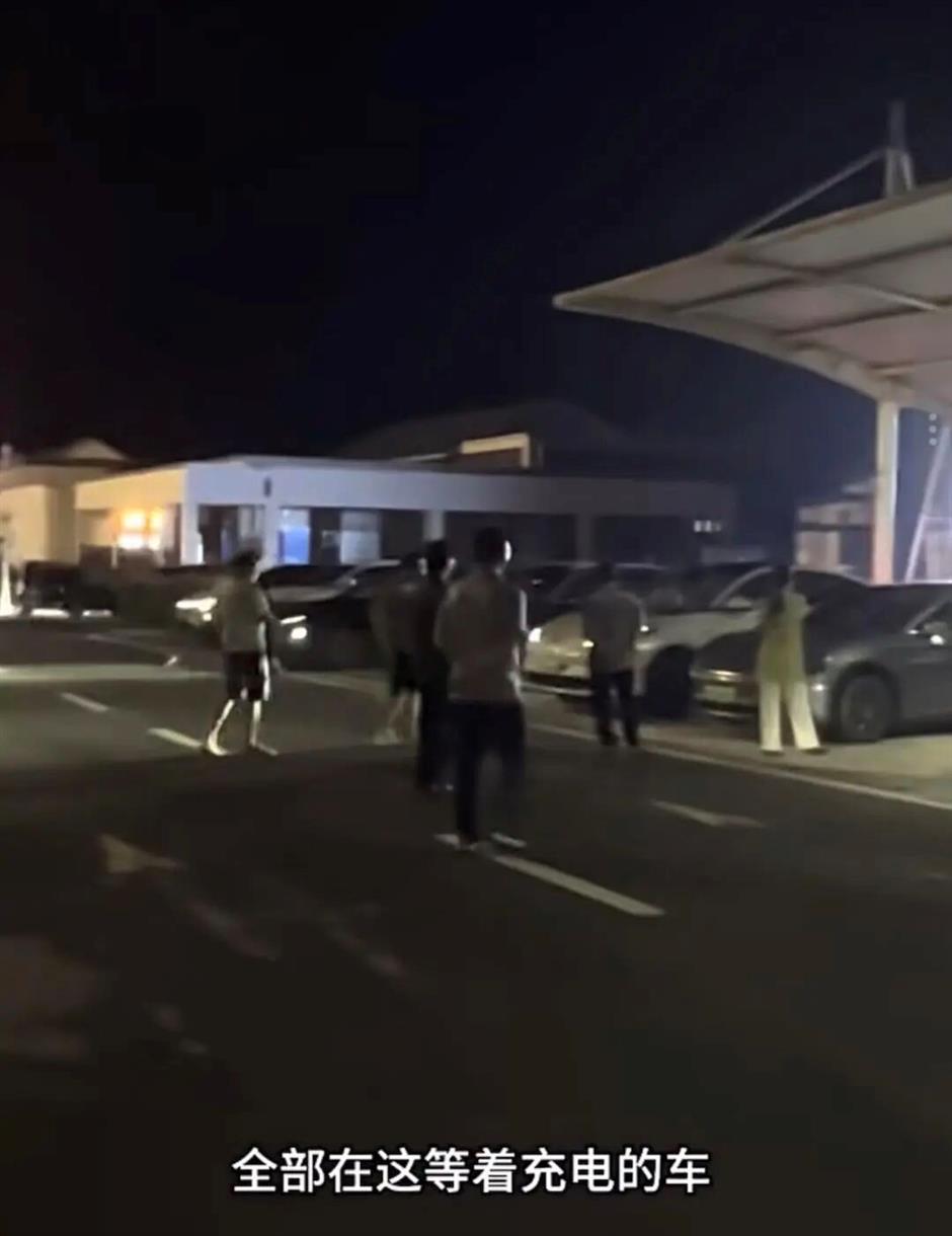 EV Drivers Face Long Waits at Highway Charging Stations during Holiday Rush