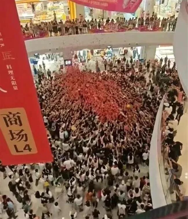 Sanya Mall Apologizes After Crowd Injuries in Red Envelope Chaos