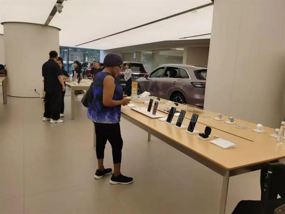 Foreign Tourists Join China's 'Golden Week' Shopping Spree