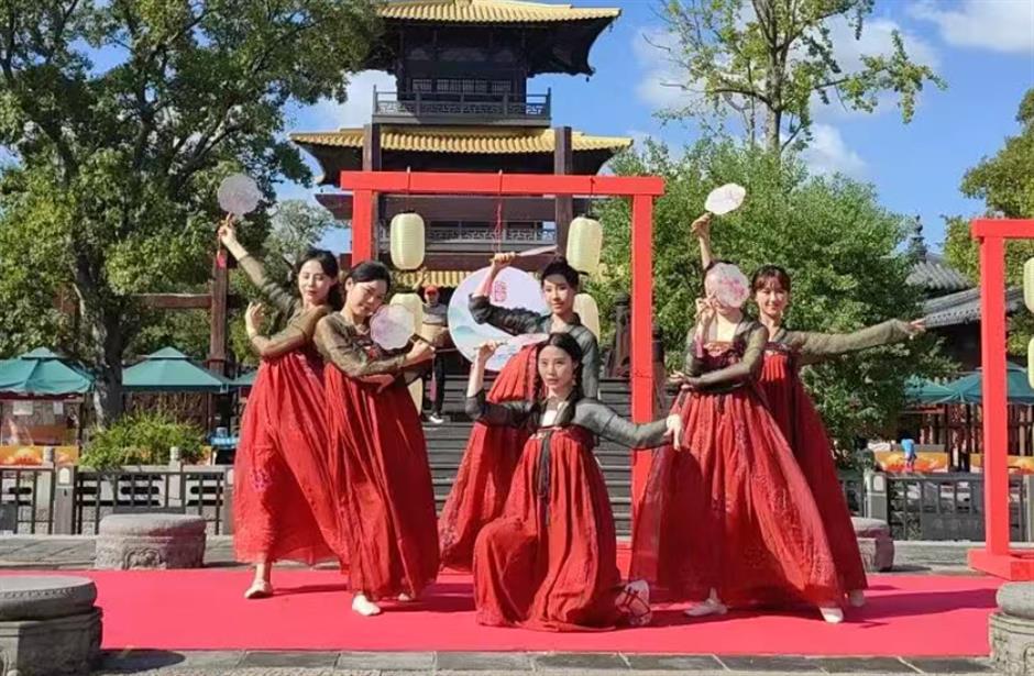 Shanghai welcomes 25.5m visitors over 8-day holiday