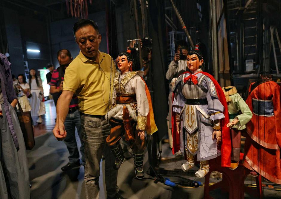 Centuries-old Fujian Puppetry Kept Alive on Moving Strings