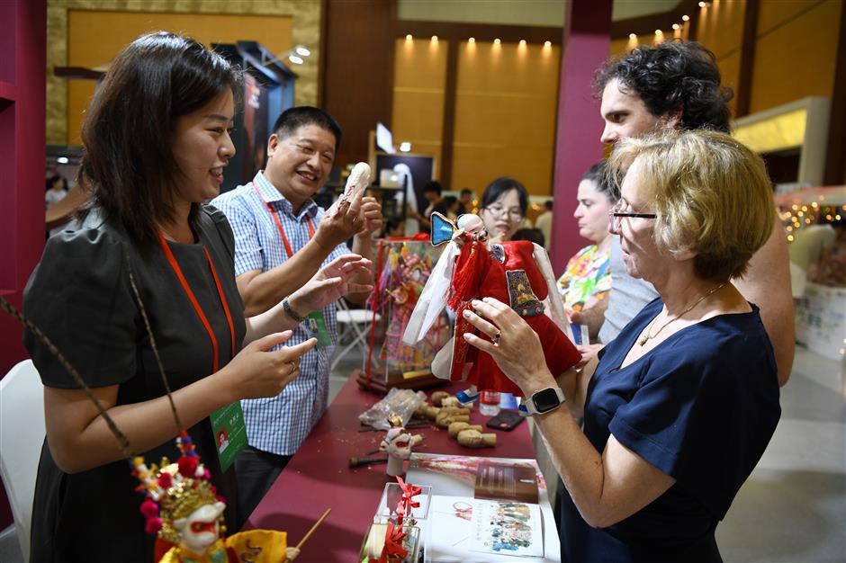 Centuries-old Fujian Puppetry Kept Alive on Moving Strings