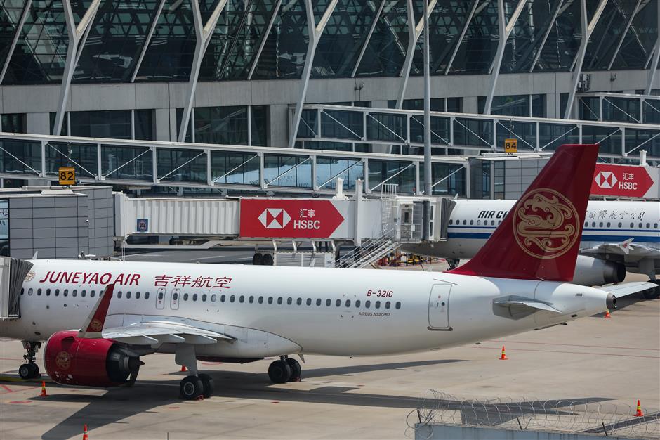 Juneyao Airlines Crew Member Fired for Taking Passenger's Forgotten Phone