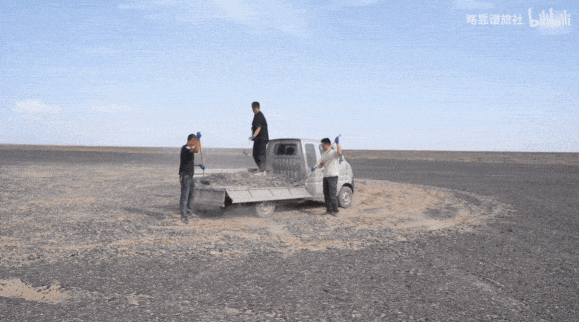 Vlogger Revives Faded 'Serve the People' Slogan in Gobi Desert