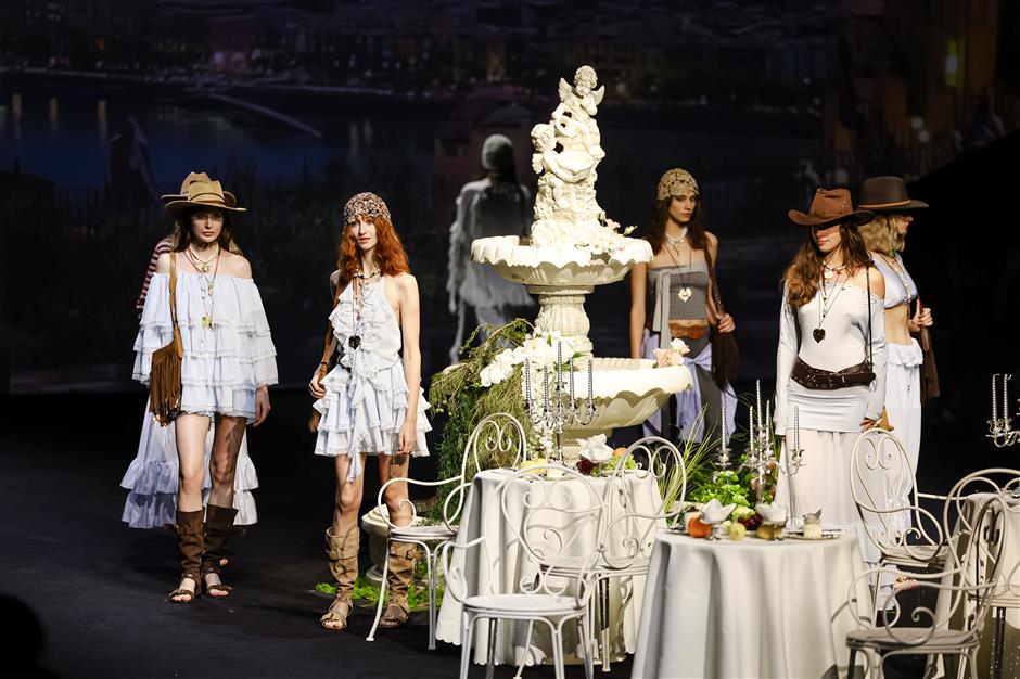 Shanghai Fashion Week – A Meditation on Modern Femininity