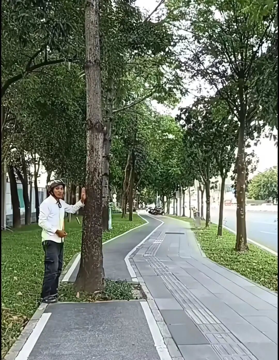 'Ruler Man' Goes Viral in Shenzhen After City Promptly Fixes Hazards He Films