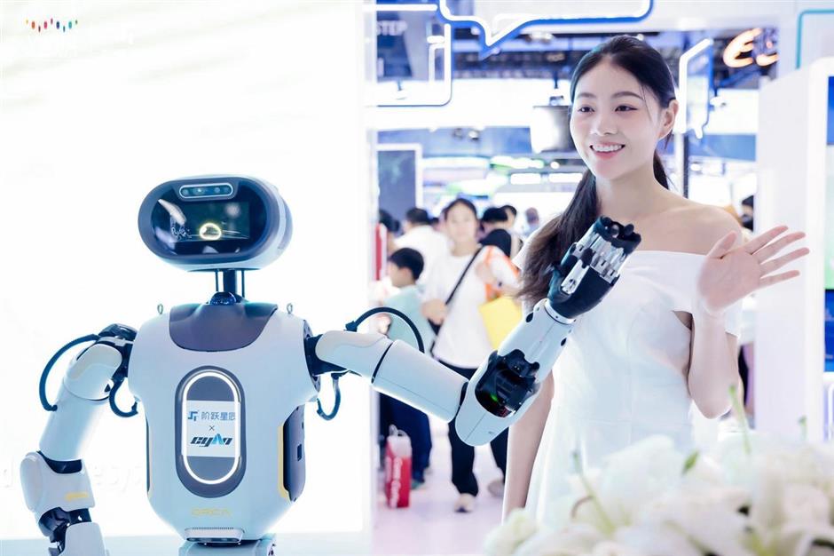 Shanghai AI Show Becomes Massive Retail Floor, Driving Consumption with Robots, Smart Tech