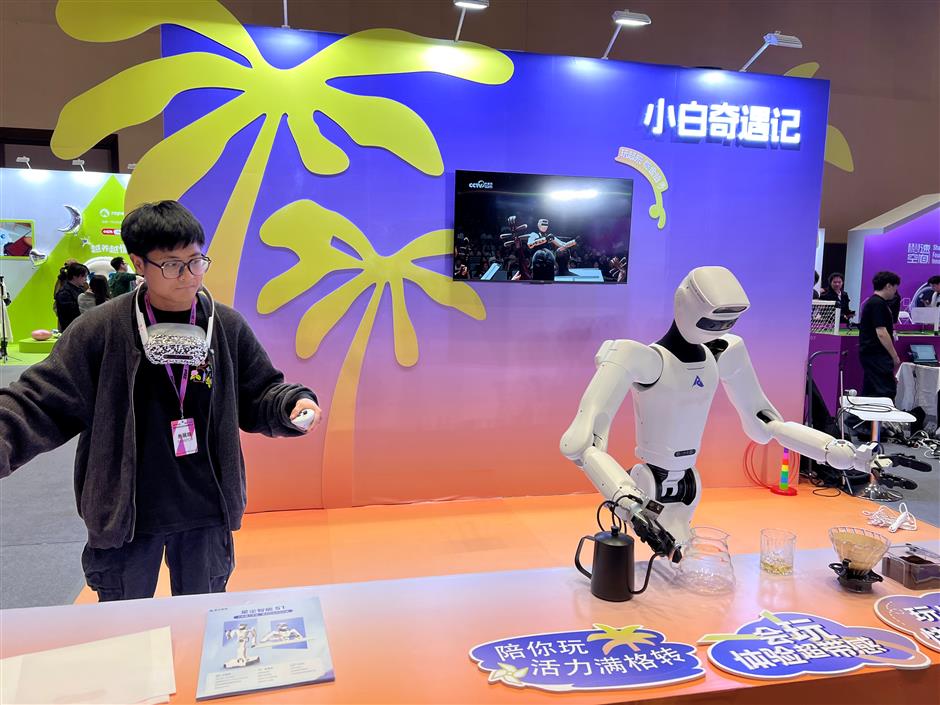 Shanghai AI Show Becomes Massive Retail Floor, Driving Consumption with Robots, Smart Tech