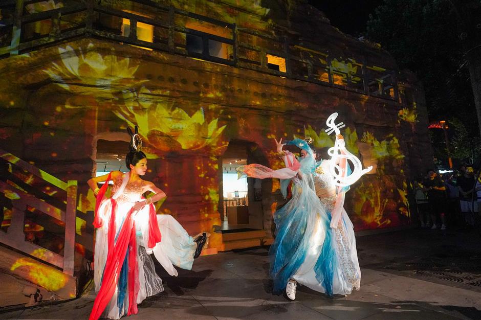 Jing'an Benefits from Increased Visitor Traffic and Commerce during Holiday