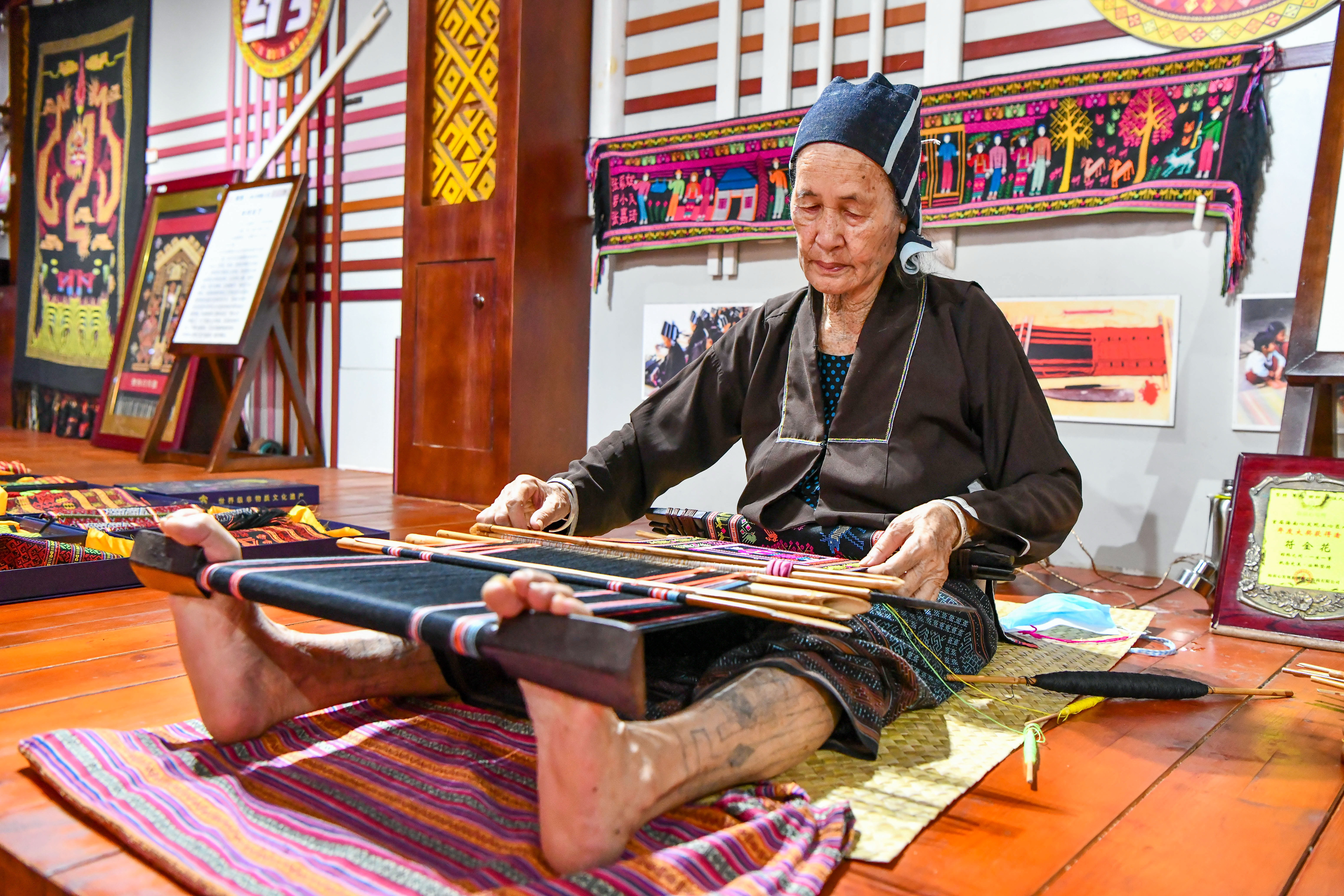 Li Textiles Threads of Time: The 3,000-Year Weaving Legacy of the Li People - City ...