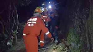 Elderly Couple Rescued After Getting Lost in Nanchang Mountains