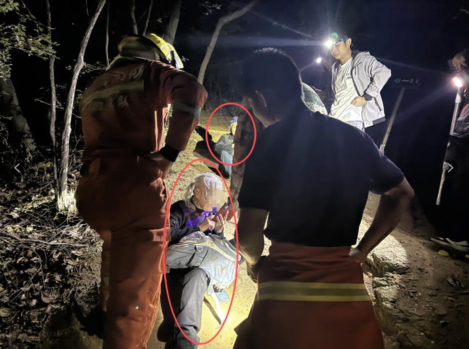 Elderly Couple Rescued After Getting Lost in Nanchang Mountains