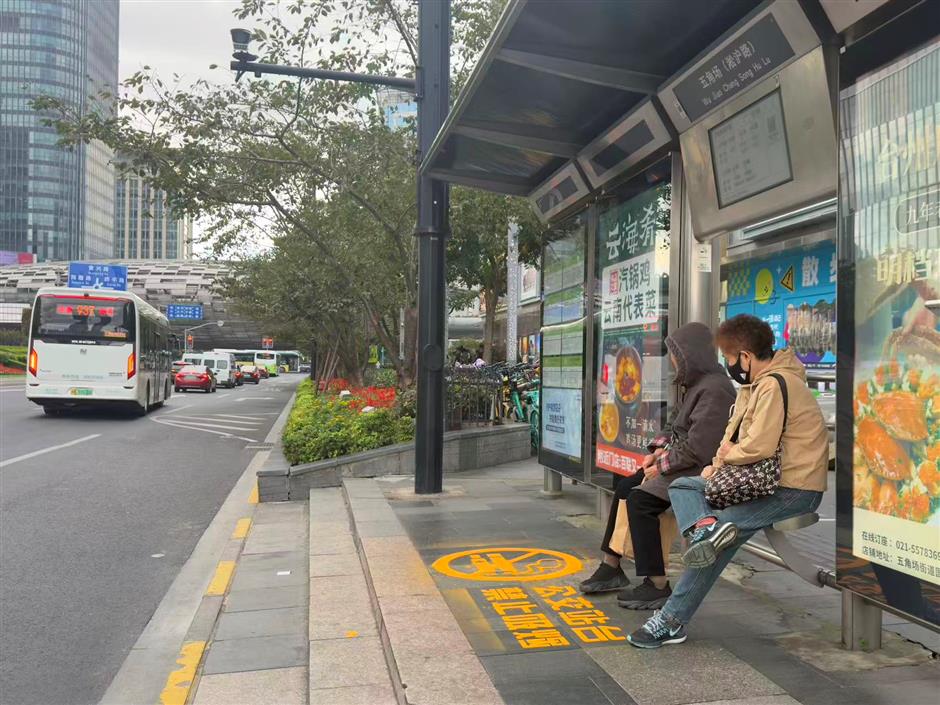 Shanghai Launches Campaign to Ban Smoking at Bus Stops