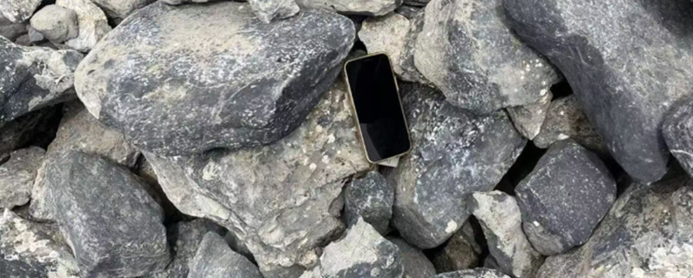 A Phone's 5,000-km Journey Home, from Xinjiang to Guangdong