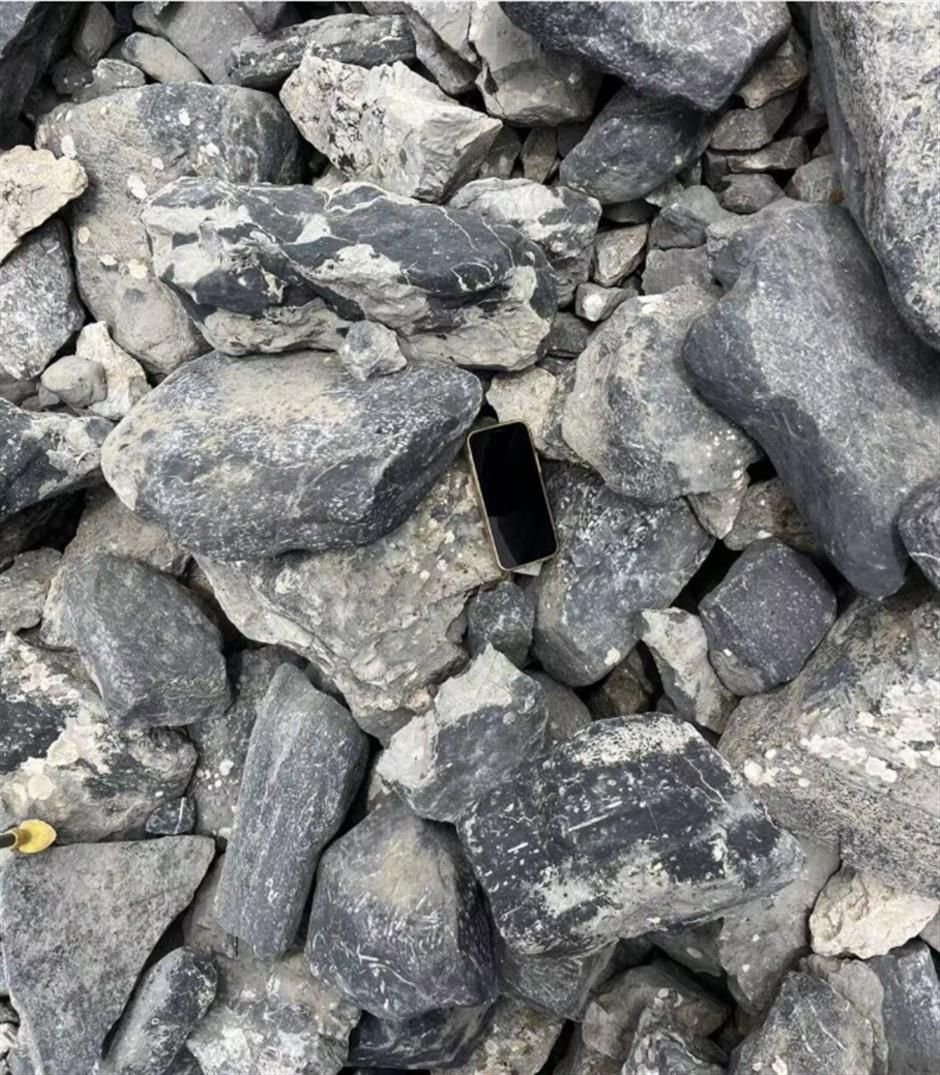 A Phone's 5,000-km Journey Home, from Xinjiang to Guangdong