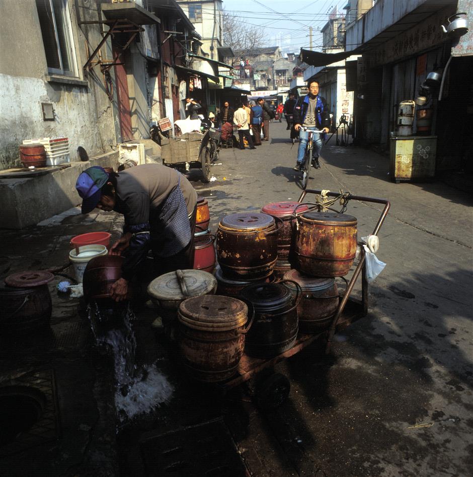 From Chamber Pots to Modern Comfort: Shanghai Residents Say Goodbye to a Century of Carrying the Pot