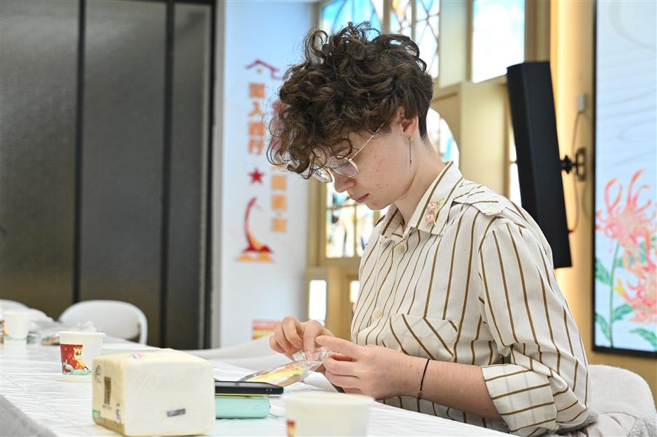 A Day Immersed in Shanghai's Chrysanthemum Heritage and Traditional Handcraft Making