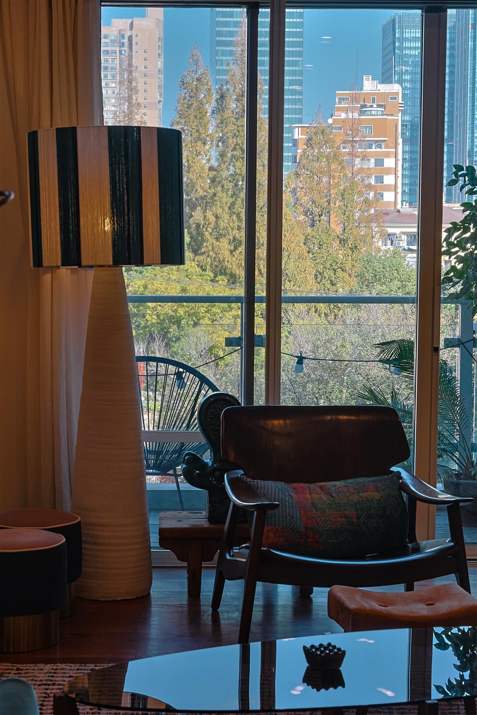 Light, Wood, and Wanderings: A Global Family's Warm Xuhui Haven