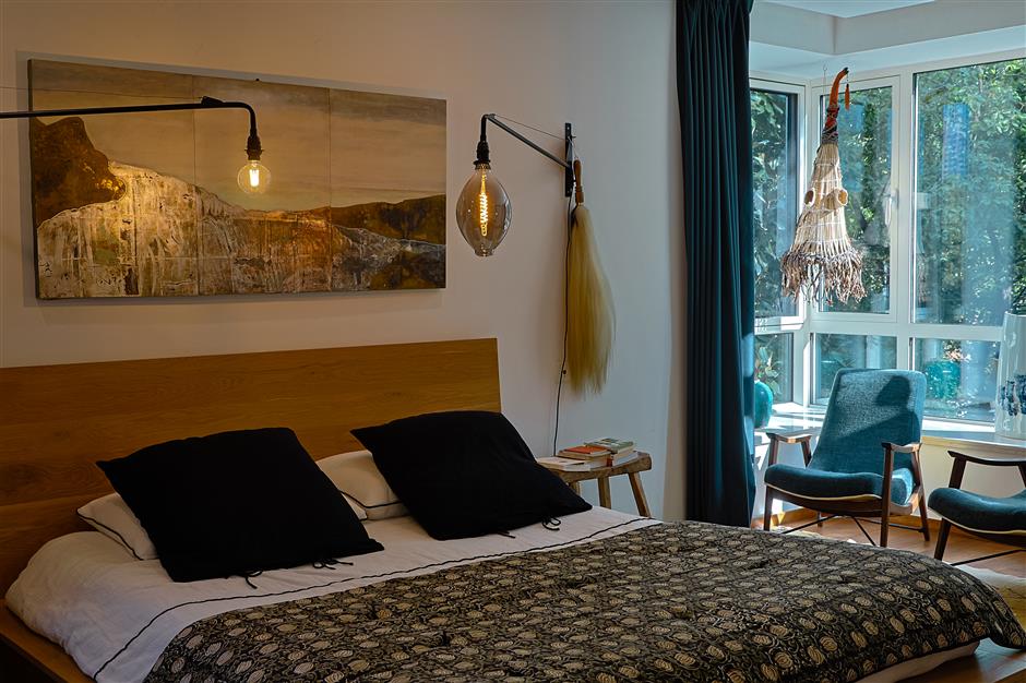 Light, Wood, and Wanderings: A Global Family's Warm Xuhui Haven