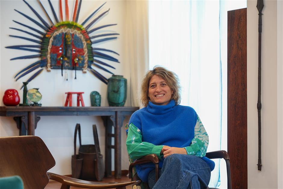 Light, Wood, and Wanderings: A Global Family's Warm Xuhui Haven