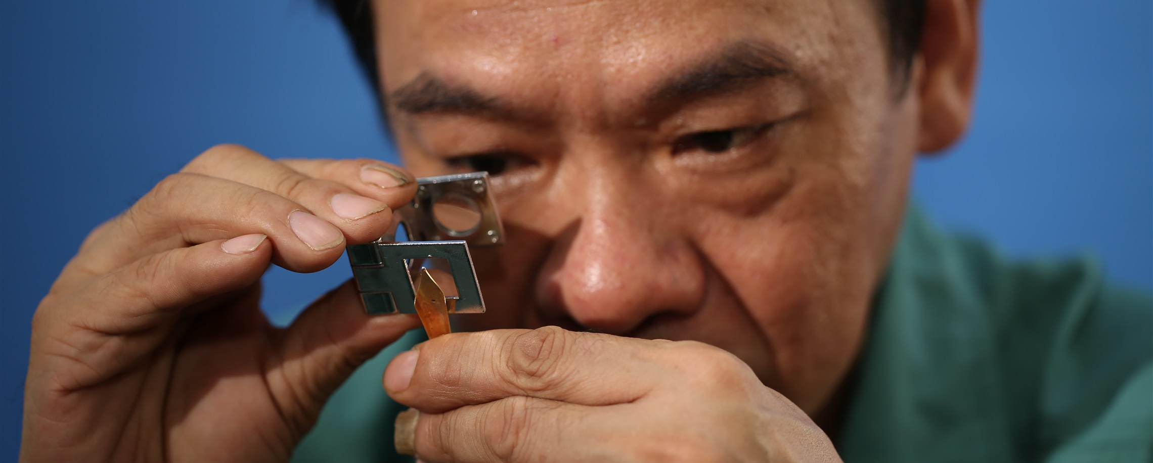 Craftsman Preserves Handmade Gold Nib Tradition as Hero Pens Evolve