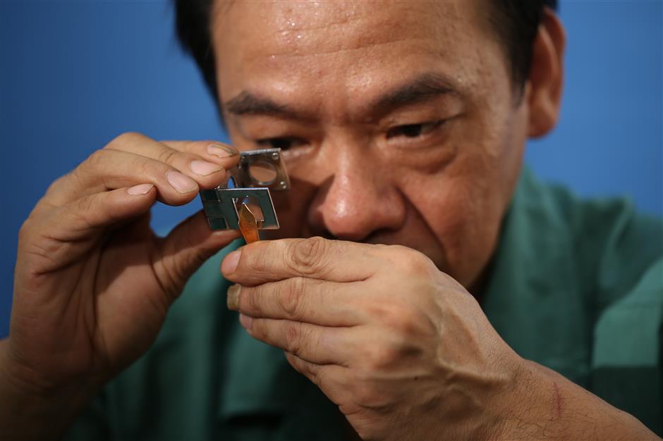 Craftsman Preserves Handmade Gold Nib Tradition as Hero Pens Evolve