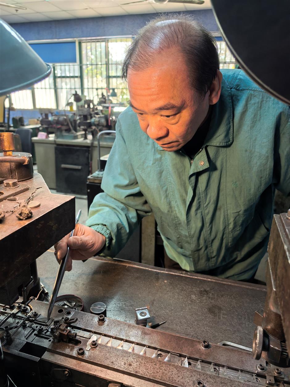 Craftsman Preserves Handmade Gold Nib Tradition as Hero Pens Evolve