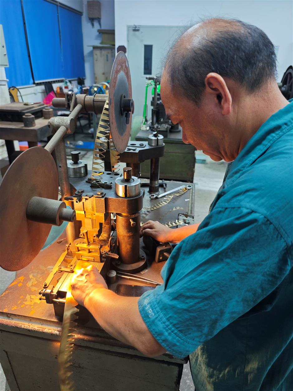 Craftsman Preserves Handmade Gold Nib Tradition as Hero Pens Evolve