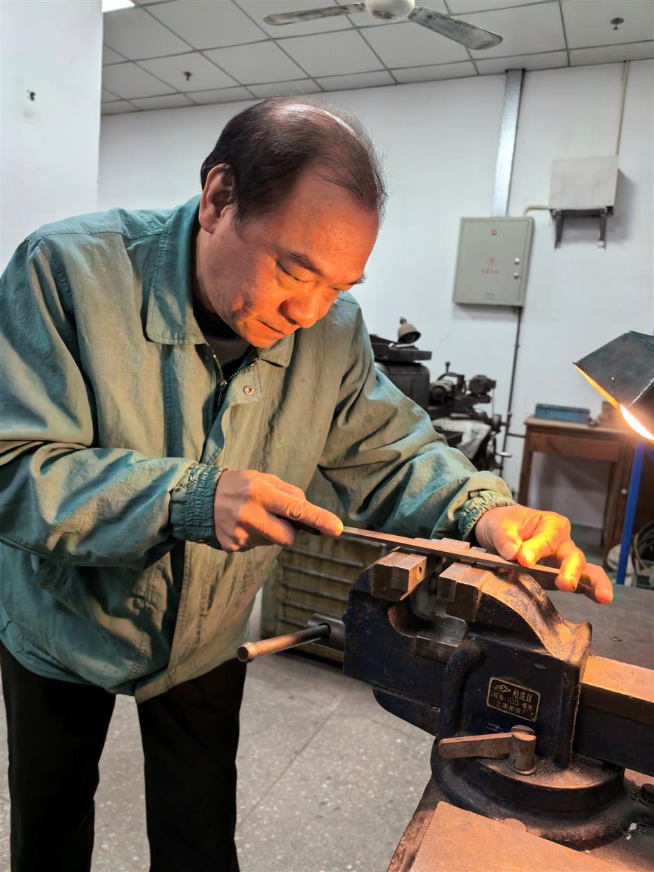 Craftsman Preserves Handmade Gold Nib Tradition as Hero Pens Evolve