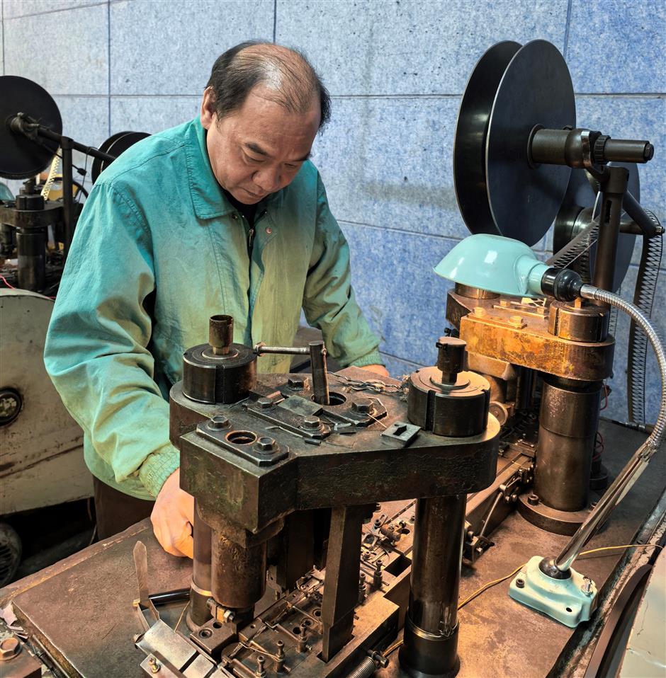 Craftsman Preserves Handmade Gold Nib Tradition as Hero Pens Evolve