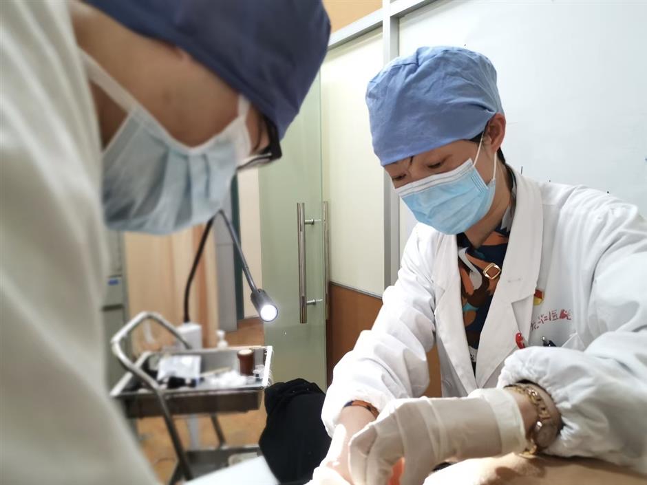 [Expats & Ailments] US Professor Finds Cure in Shanghai After 6 American Surgeries